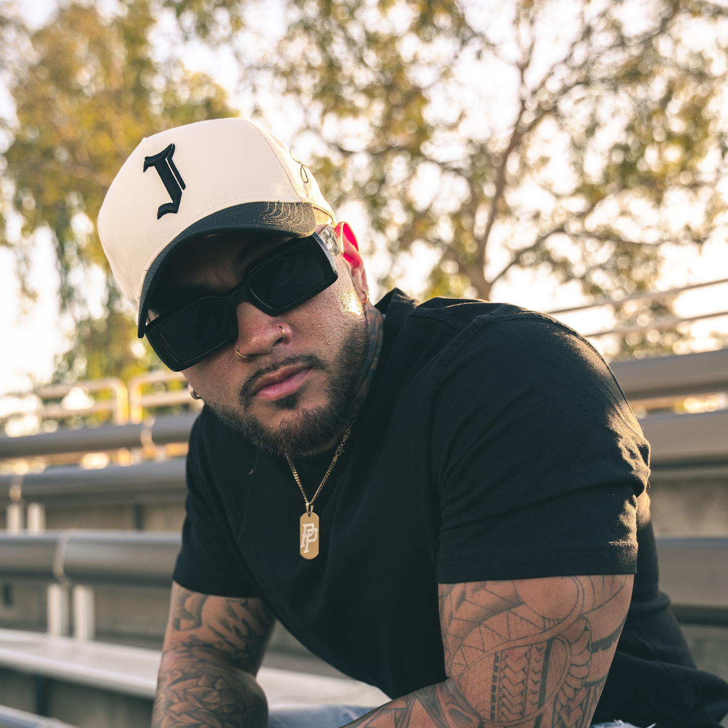 "J" Signature Snapback Hat (CREAM/BLACK)