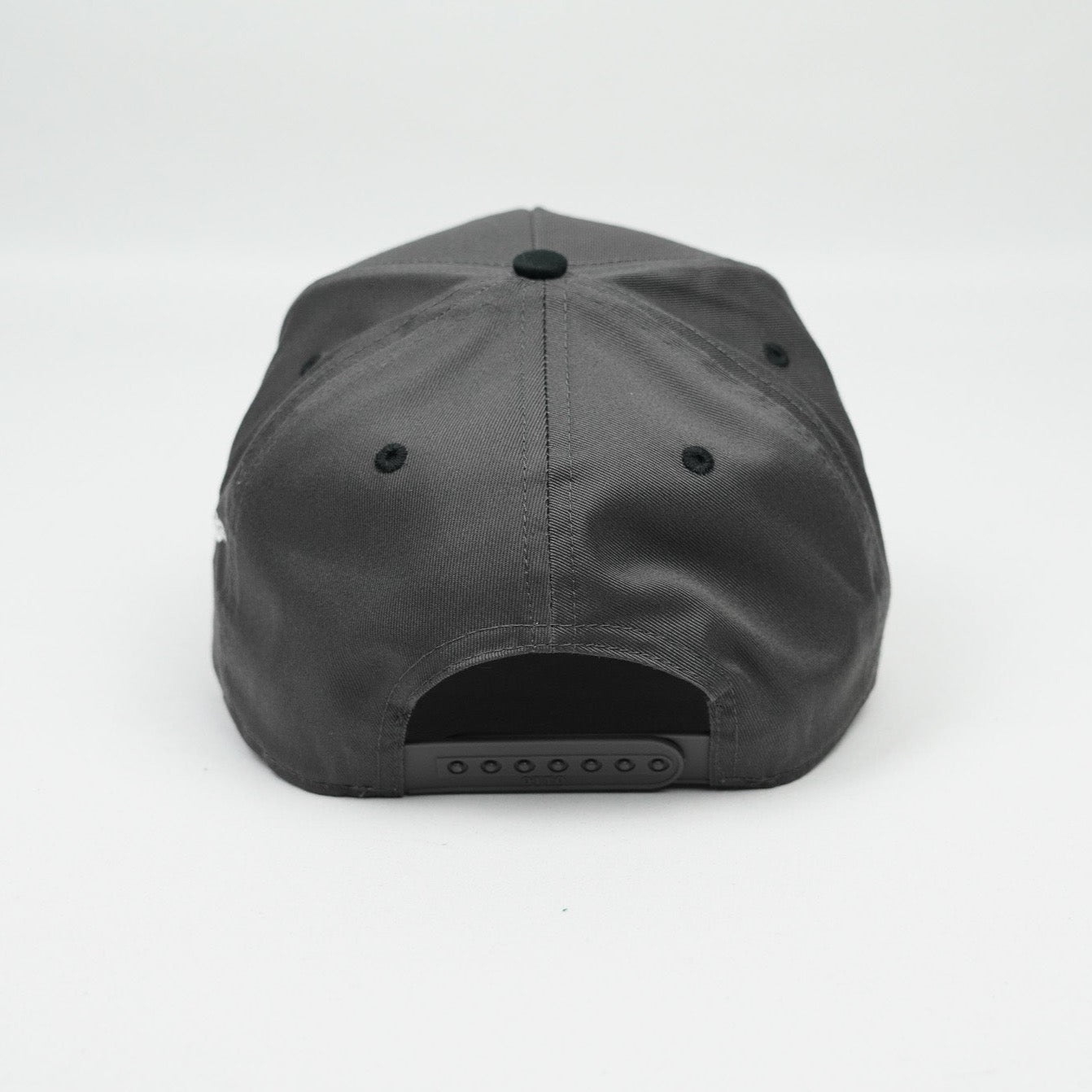 "J" Signature Snapback Hat (CHARCOAL/BLACK)