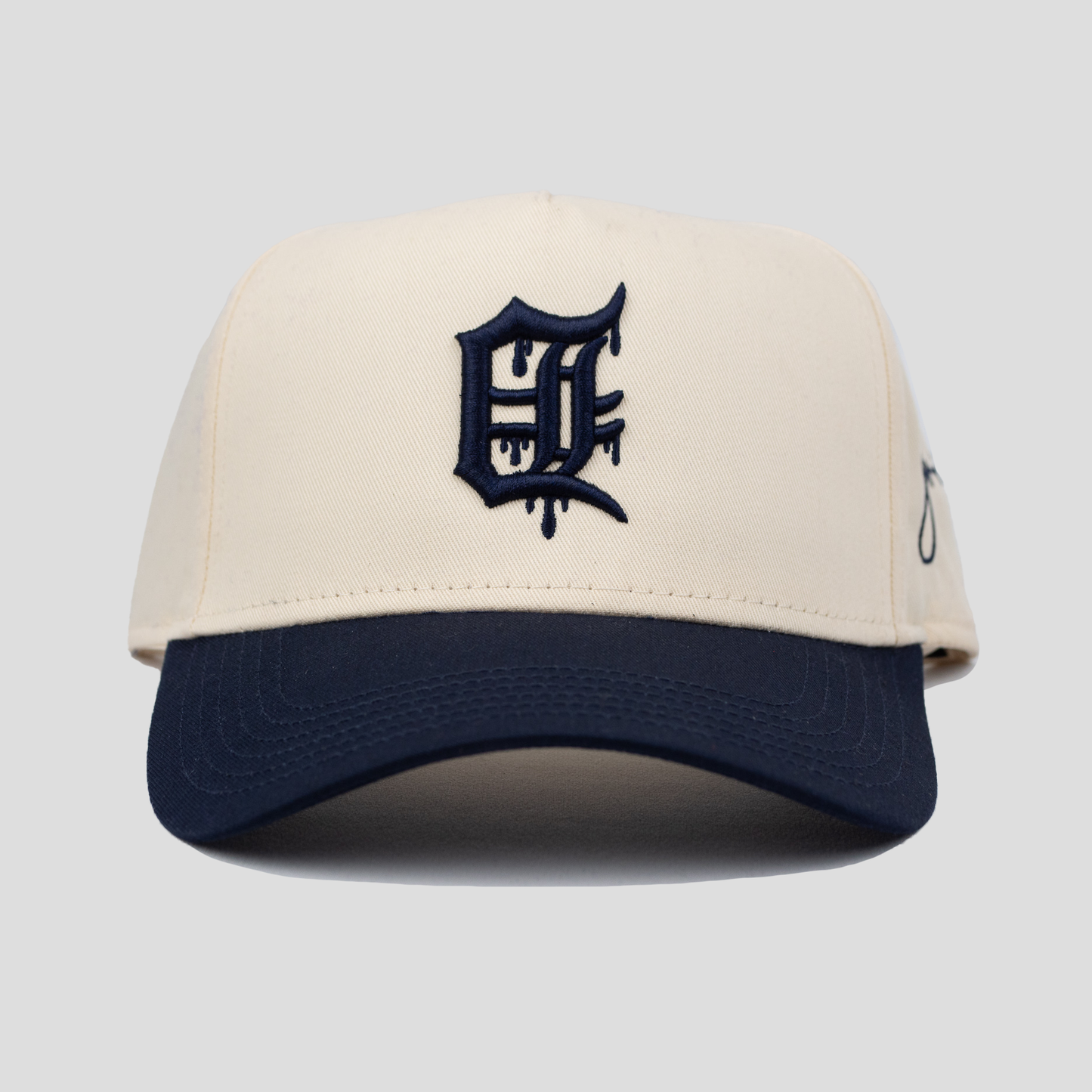 D-Town Dripping Snapback Hat (CREAM/NAVY BLUE)