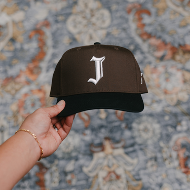 "J" Signature Snapback Hat (BROWN/BLACK)